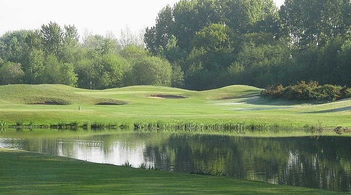 Play golf @ Pyrford Golf Club
